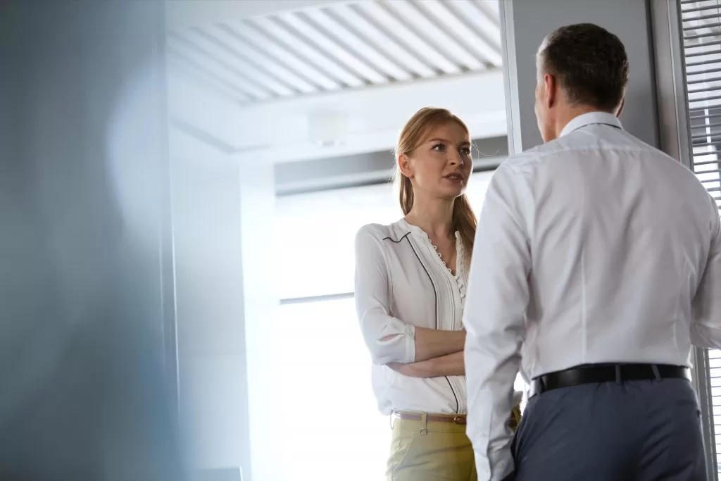 Поддержка друга или коллеги по работе, страдающего от стресса